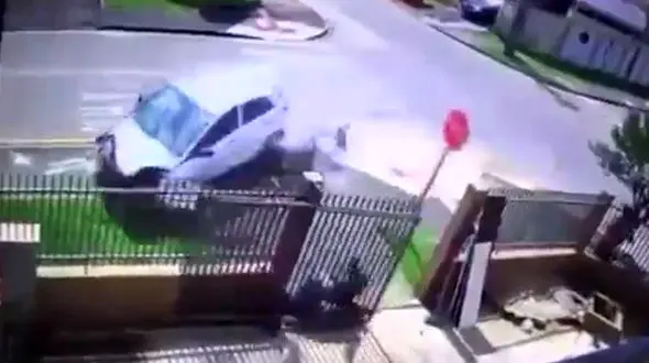 پرتاب شدن موتورسوار به آسمان پس از برخورد با خودرو + فیلم (+16)