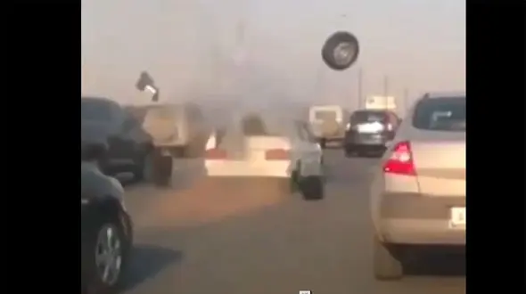 ببینید /لحظه هولناک انفجار سیستم صوتی داخل ماشین وسط اتوبان! / شوکه می شوید + فیلم