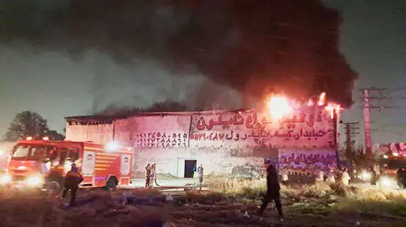 آتش‌ سوزی گسترده در کارگاه پلاستیک‌ سازی جاده ساوه / یک آتش‌نشان مصدوم شد + عکس