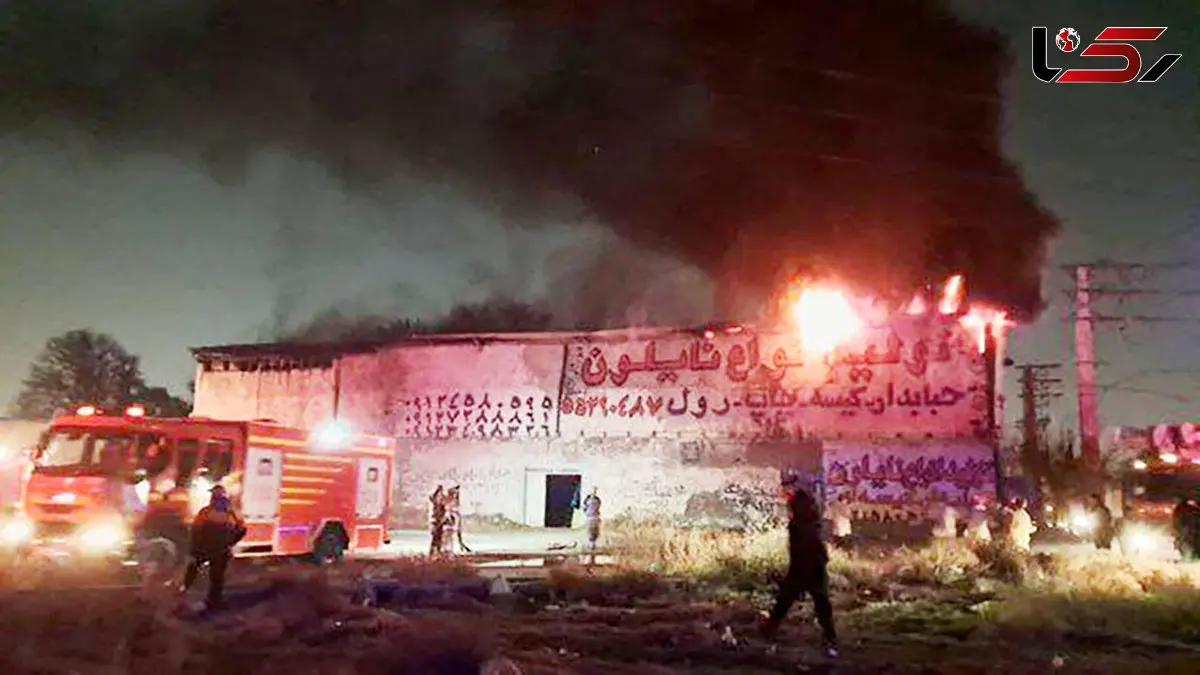 آتش‌ سوزی گسترده در کارگاه پلاستیک‌ سازی جاده ساوه / یک آتش‌نشان مصدوم شد + عکس