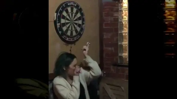 شوخی وحشتناک هنگام بازی دارت + فیلم