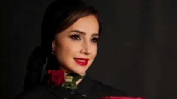 مقایسه دیزاین مینیمال خانه‌ی پرنور و دلباز شبنم قلی‌خانی در دُبی با چیدمانه ایرانی‌پسند منزلش در تهران با مبلمان رنگ شکلاتی