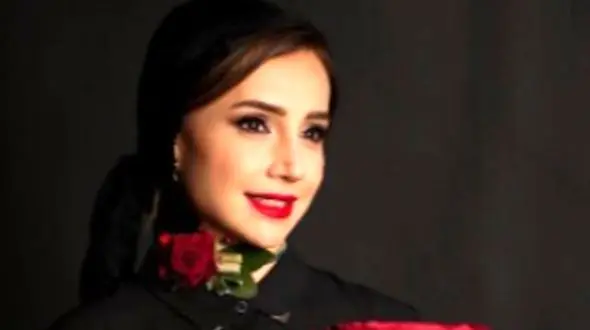 مقایسه دیزاین مینیمال خانه‌ی پرنور و دلباز شبنم قلی‌خانی در دُبی با چیدمانه ایرانی‌پسند منزلش در تهران با مبلمان رنگ شکلاتی