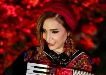 فیلم/ نوازندگی و شعرخوانی شبنم قلی خانی / انگاری سنش بک زده به بیست سال پیشش