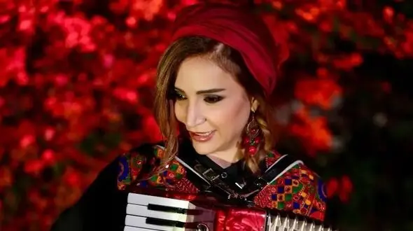 فیلم/ نوازندگی و شعرخوانی شبنم قلی خانی / انگاری سنش بک زده به بیست سال پیشش