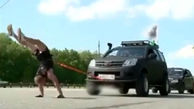 حرکت عجیب مرد روسی / او 3 خودرو را با طناب حرکت داد + فیلم 