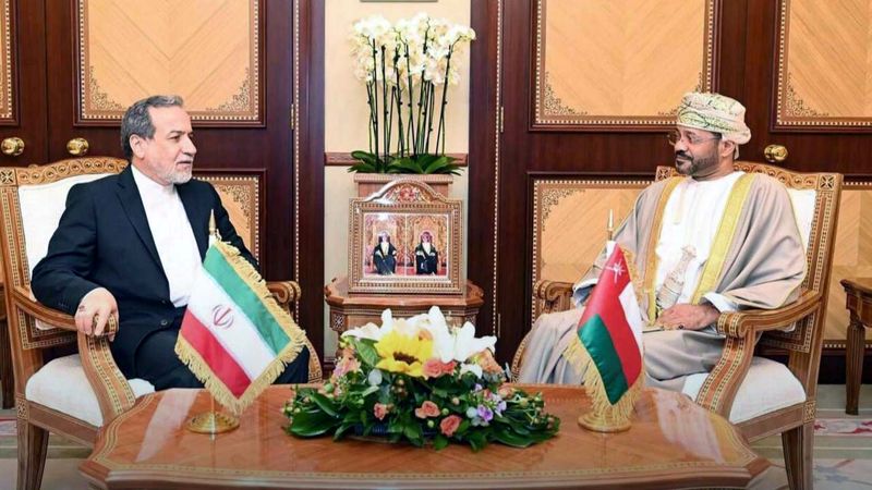 دیدار وزرای خارجه ایران و عمان؛ نخستین برنامه عراقچی در مسقط  وزیر امور خارجه در دیدار با  بدر البوسعیدى همتای عمانی درباره ترتیبات «اجرای گفت‌وگوهای غیرمستقیم با آمریکا» مشورت و تبادل نظر کرد.