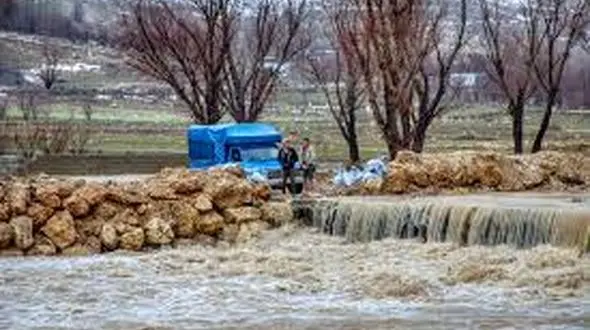 بارش باران مسیر ۱۰ روستای کوهدشت را مسدود کرد


