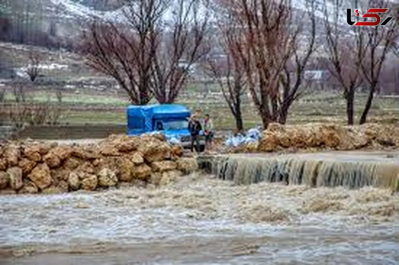 بارش باران مسیر ۱۰ روستای کوهدشت را مسدود کرد


