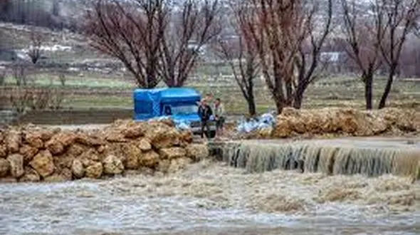 بارش باران مسیر ۱۰ روستای کوهدشت را مسدود کرد


