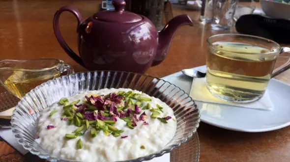 در ماه رمضان شیر برنج خانگی با تزئین گل سرخ بپزید!