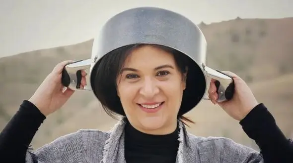 نگاهی به چیدمان خانه زیبای ریما رامین‌فر « همای پایتخت » وامیر جعفری/ از حیاط سرسبز و مبلمان کلاسیک تا کتابخانه پر از کتاب