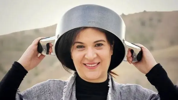 نگاهی به چیدمان خانه زیبای ریما رامین‌فر « همای پایتخت » وامیر جعفری/ از حیاط سرسبز و مبلمان کلاسیک تا کتابخانه پر از کتاب