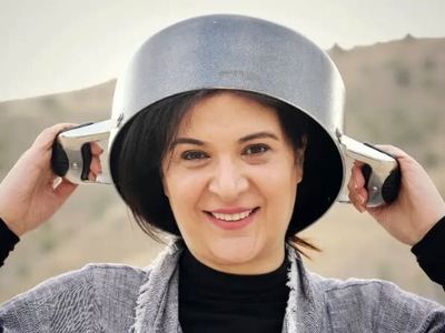نگاهی به چیدمان خانه زیبای ریما رامین‌فر « همای پایتخت » وامیر جعفری/ از حیاط سرسبز و مبلمان کلاسیک تا کتابخانه پر از کتاب
