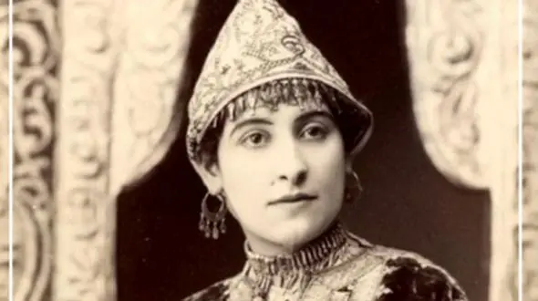 نقاشی جالب ناصرالدین شاه قاجار از زیباترین زن حرمسرایش با موهای گل زده و لباس بلند در حوضخانه/ شاه قاجار باینکه ناخوش بوده ولی همچنان ذوقش بجا بوده ...