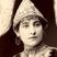 نقاشی جالب ناصرالدین شاه قاجار از زیباترین زن حرمسرایش با موهای گل زده و لباس بلند در حوضخانه/ شاه قاجار باینکه ناخوش بوده ولی همچنان ذوقش بجا بوده ...