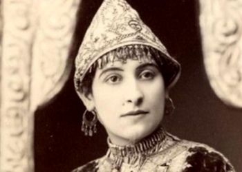 نقاشی جالب ناصرالدین شاه قاجار از زیباترین زن حرمسرایش با موهای گل زده و لباس بلند در حوضخانه/ شاه قاجار باینکه ناخوش بوده ولی همچنان ذوقش بجا بوده ...