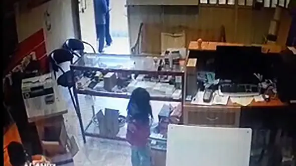 فیلم لحظه به لحظه آتش سوزی در بازیگوشی 2 کودک / در کوهدشت رخ داد