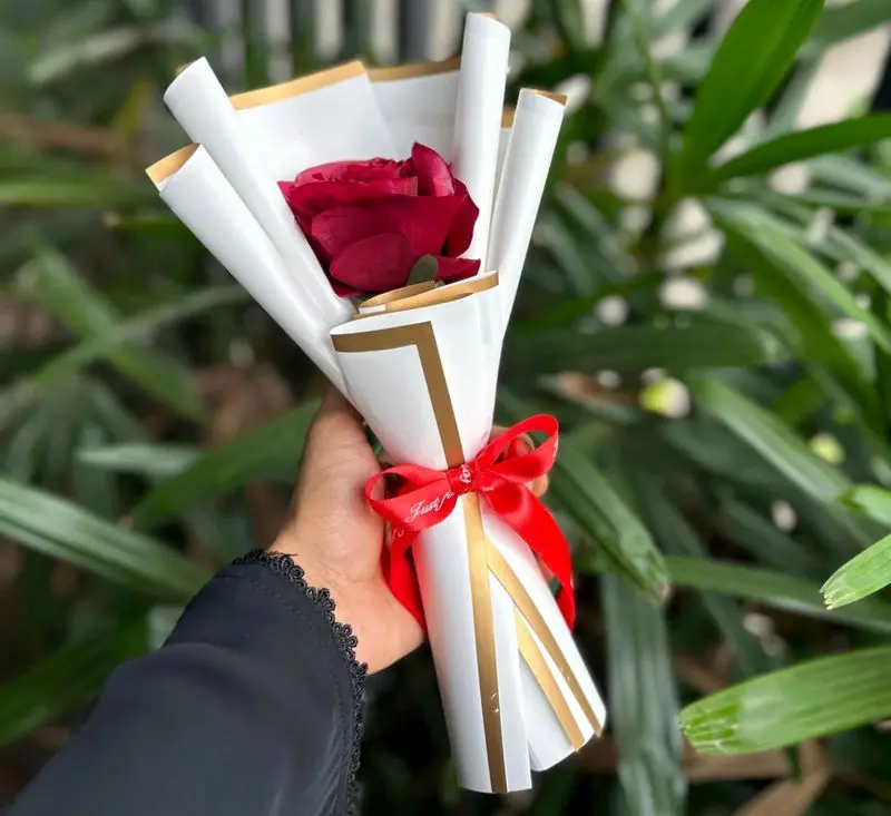 تزیین یک شاخه گل رز صورتی