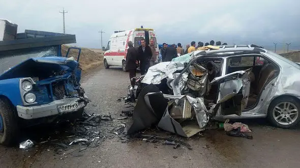 تصادف سایپا و پژو پارس در جاده یاسوج به سمیرم 