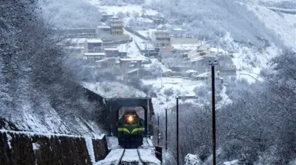 ریزش سنگ روی خط ریلی سوادکوه/ مسافران به مقصد رسیدند