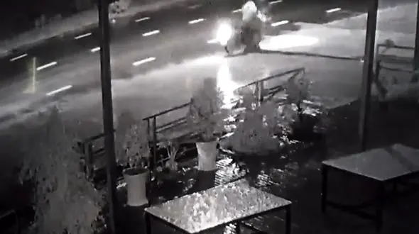 برخورد شدید موتورسوار با تیر چراغ برق + فیلم