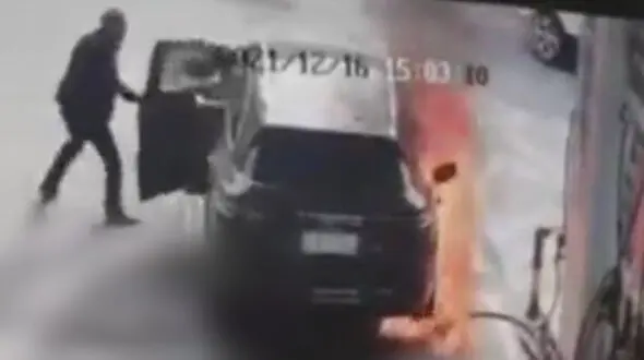 فیلم انتقام گیری آتشین مرد کینه ای از زن جوان در پمپ بنزین 