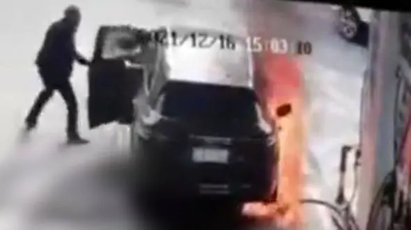 فیلم انتقام گیری آتشین مرد کینه ای از زن جوان در پمپ بنزین 