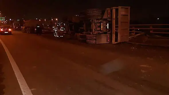 واژگونی کمپرسی در شهرک راه آهن + عکس
