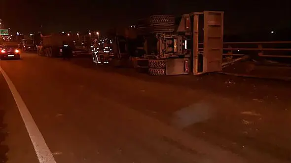 واژگونی کمپرسی در شهرک راه آهن + عکس