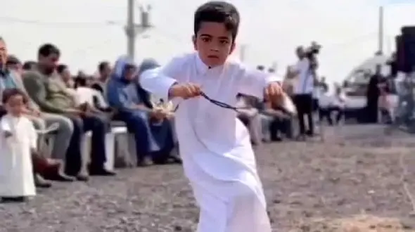 آواز احساسی؛ پسر بچه نیمچه قد خوزستانی تو جمعیت هجوم آورده چه یزله و پاکوبی میکنه