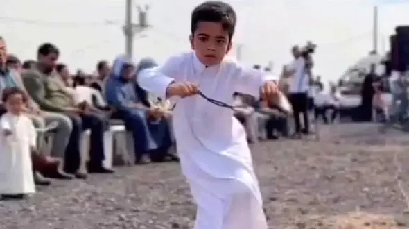 آواز احساسی؛ پسر بچه نیمچه قد خوزستانی تو جمعیت هجوم آورده چه یزله و پاکوبی میکنه