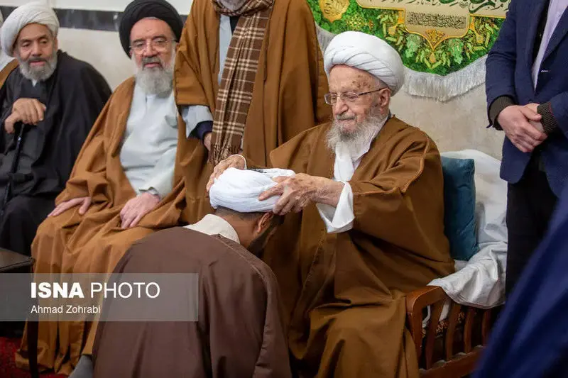 آیت الله سیداحمد خاتمی از اعضای هیئت رئیسه مجلس خبرگان رهبری با حضور در بیت آیت الله مکارم شیرازی و در مراسم جشن میلاد حضرت علی(ع)، دست این مرجع تقلید برجسته را بوسید.