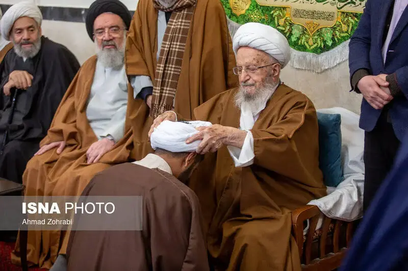 آیت الله سیداحمد خاتمی از اعضای هیئت رئیسه مجلس خبرگان رهبری با حضور در بیت آیت الله مکارم شیرازی و در مراسم جشن میلاد حضرت علی(ع)، دست این مرجع تقلید برجسته را بوسید.