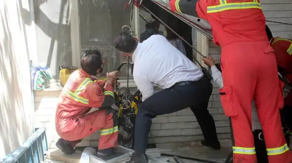 زمین زن تهرانی را بلعید! / حفره کوچک بود + عکس ها