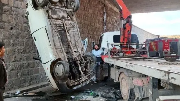 سقوط خودروی پراید از پل درقزوین