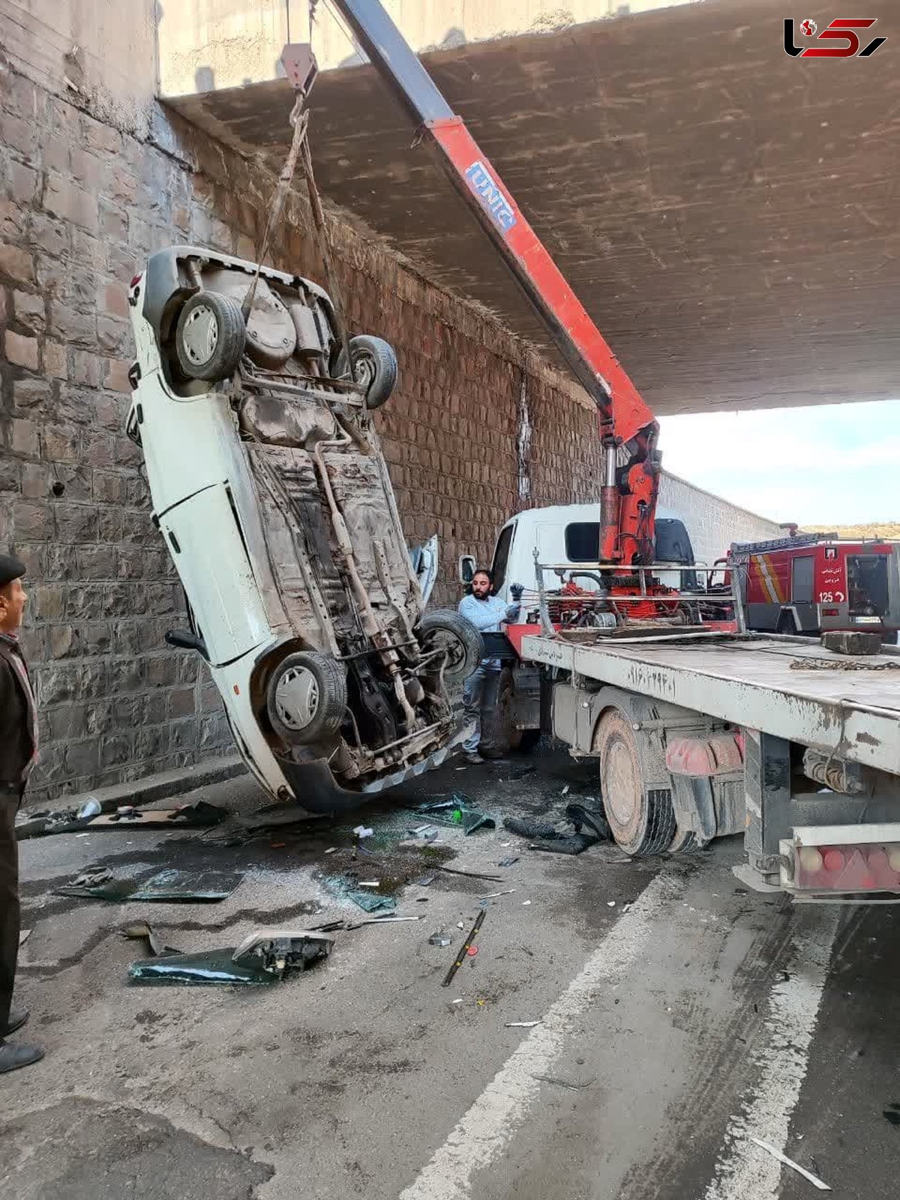 سقوط خودروی پراید از پل درقزوین