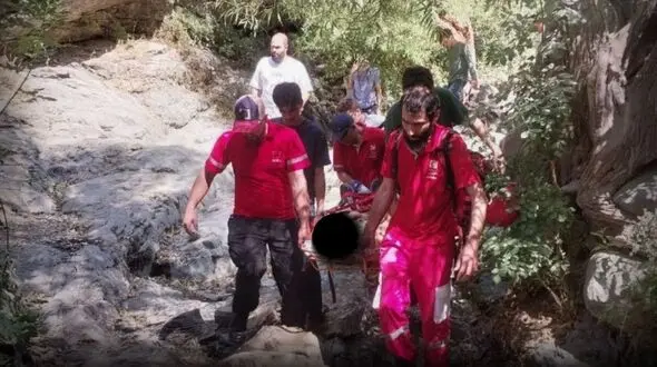 نجات معجزه‌آسا در دل ارتفاعات طالقان / کوهنورد پس از 8 ساعت جست‌وجو زنده پیدا شد
