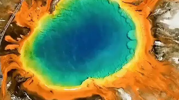 باکتری‌ها موجب زیبایی این حوضچه‌ شدند + فیلم