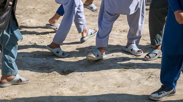 روز اول مهر، دانش‌آموزان بدون کیف و کفش را از مدرسه ای روستایی در سیستان و بلوچستان بیرون کردند ! + صوت یکی از والدین