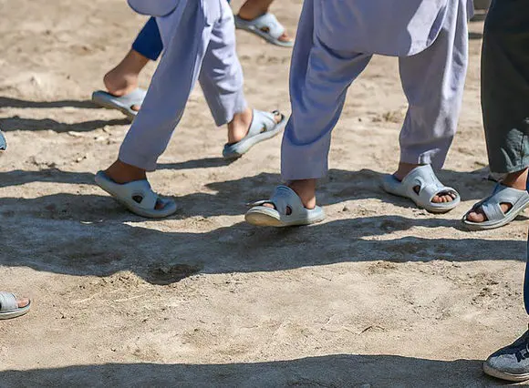 روز اول مهر، دانش‌آموزان بدون کیف و کفش را از مدرسه ای روستایی در سیستان و بلوچستان بیرون کردند ! + صوت یکی از والدین