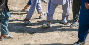 روز اول مهر، دانشآموزان بدون کیف و کفش را از مدرسه ای روستایی در سیستان و بلوچستان بیرون کردند ! + صوت یکی از والدین