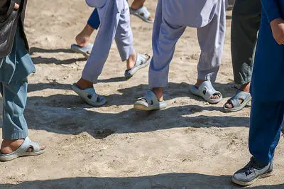 روز اول مهر، دانش‌آموزان بدون کیف و کفش را از مدرسه ای روستایی در سیستان و بلوچستان بیرون کردند ! + صوت یکی از والدین