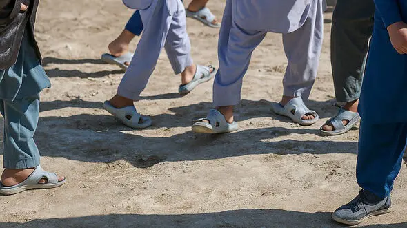 روز اول مهر، دانش‌آموزان بدون کیف و کفش را از مدرسه ای روستایی در سیستان و بلوچستان بیرون کردند ! + صوت یکی از والدین