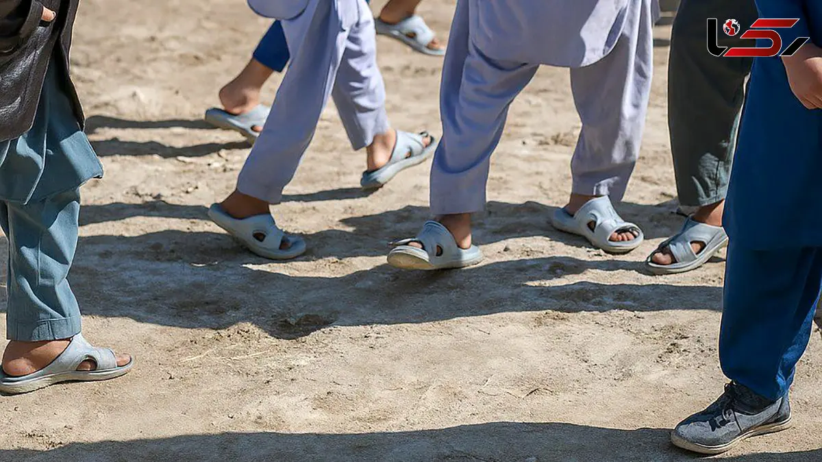 روز اول مهر، دانشآموزان بدون کیف و کفش را از مدرسه ای روستایی در سیستان و بلوچستان بیرون کردند ! + صوت یکی از والدین