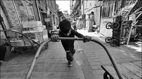 سرگردانی کودکان 5 ساله در بازار بی رحم اقتصادی / دختران کبریت فروش را بیرون از سالن تئاتر ببینید