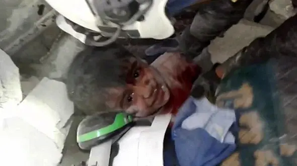 تلاش 4 ساعته برای بیرون کشیدن یک پسر بچه از زیر آوار +عکس