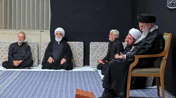 حضور مقتدرانه رهبر انقلاب در مراسم عزاداری شب عاشورای امشب در حسینه امام خمینی ره + فیلم