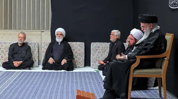 حضور مقتدرانه رهبر انقلاب در مراسم عزاداری شب عاشورای امشب در حسینه امام خمینی ره + فیلم