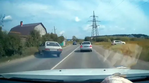 سبقت سر پیچ جاده حادثه آفرید + فیلم 